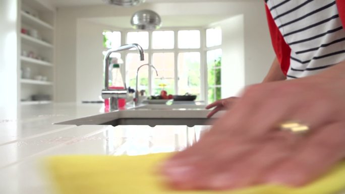 厨房里女人清洁表面的慢动作