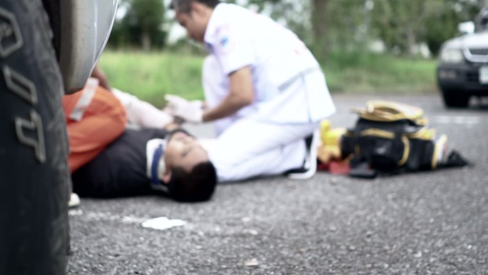 抢救，车祸事故中紧急抢救的医护人员