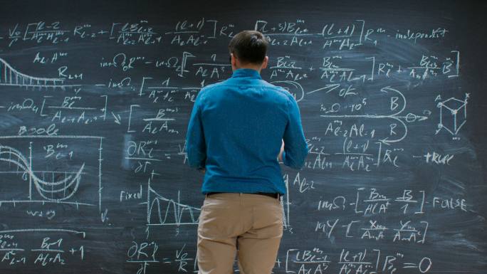 才华横溢的年轻数学家走近大黑板
