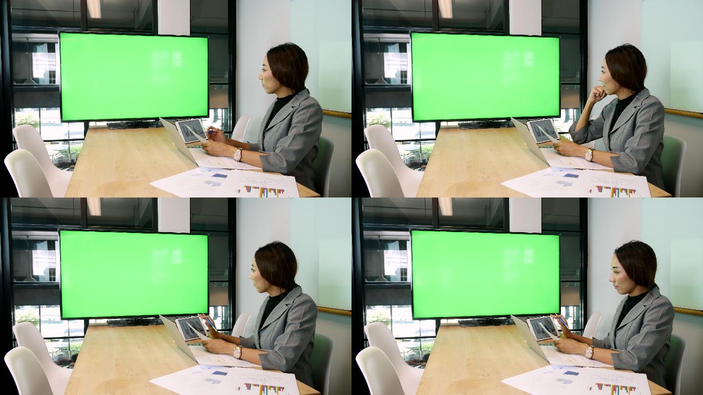采用绿色屏幕视频会议的女商人