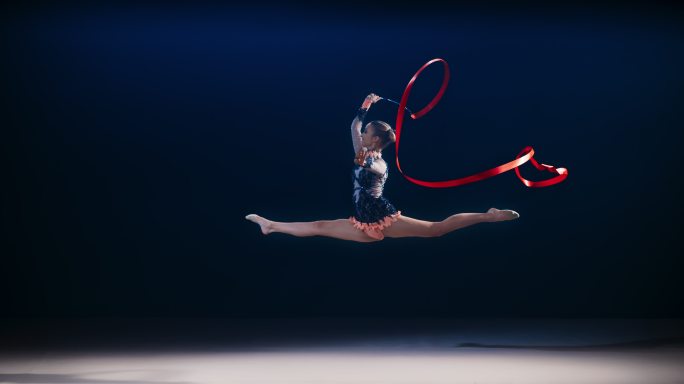 一名艺术体操运动员表演剪刀式跳跃
