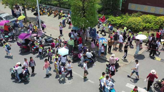 小学生放学雨山实验中学航拍视频素材