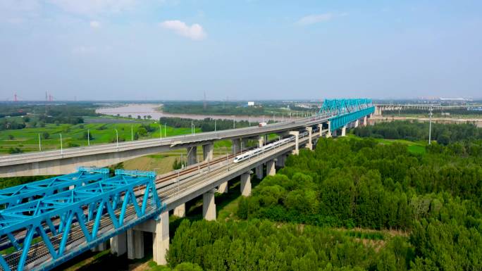 航拍济南石济客专公铁两用桥和动车