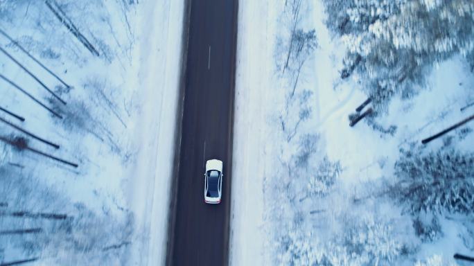 汽车在冬天的路上行驶。