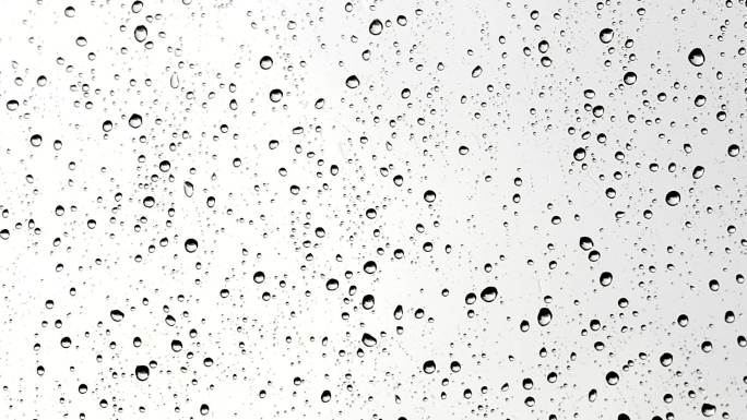 白色玻璃上的雨滴