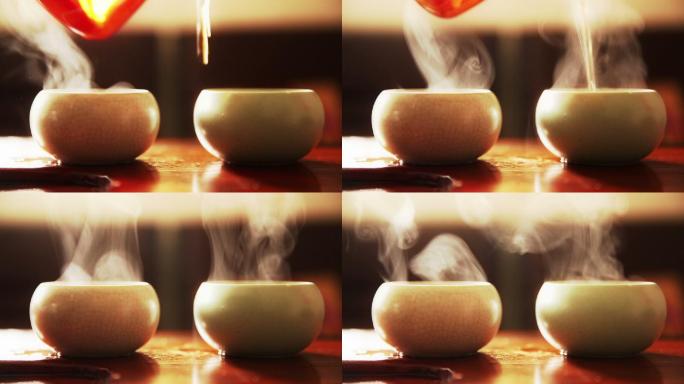 茶水倒入陶瓷茶杯。