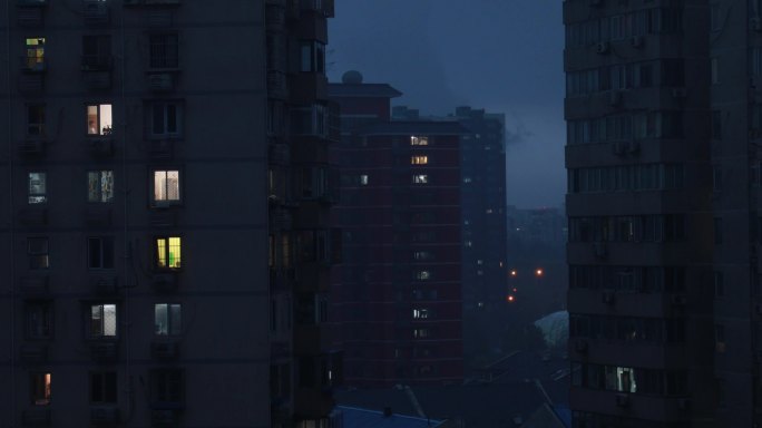 居民楼黎明，城市住宅区，清晨雨景，下雨