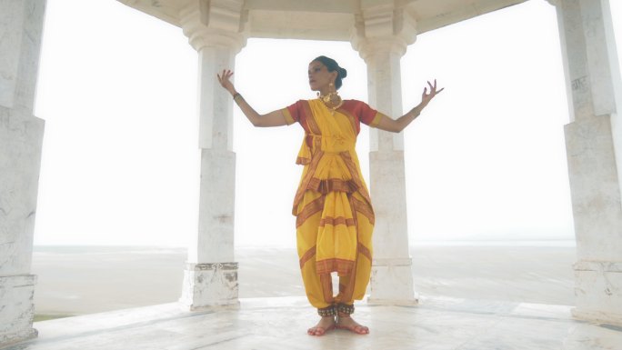 一个印度古典舞者在优雅地跳舞