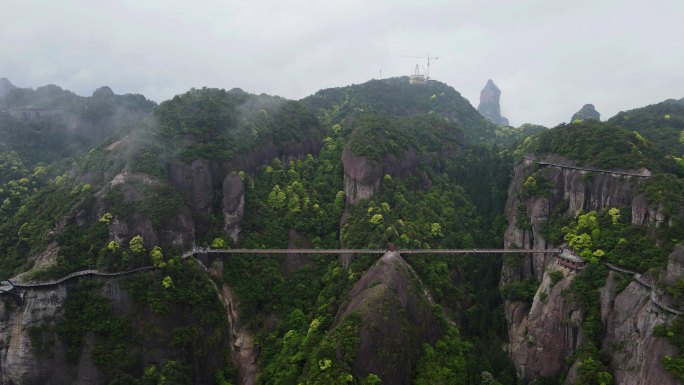 航拍浙江神仙居云雾在山间飘荡