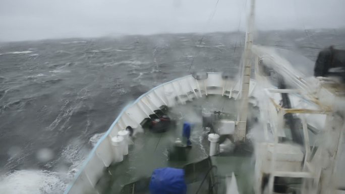 在风暴中航行的游轮