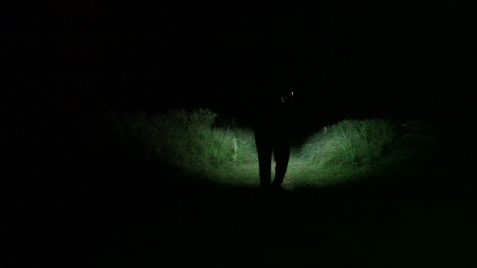 夜晚散步的男人
