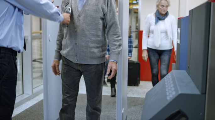 一名男子在机场通过金属探测器