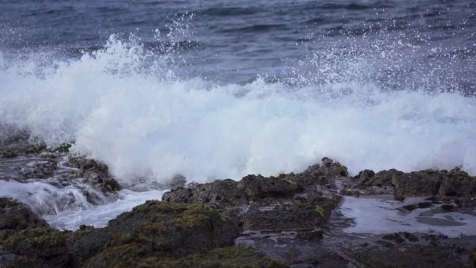 海浪拍打礁石浪花