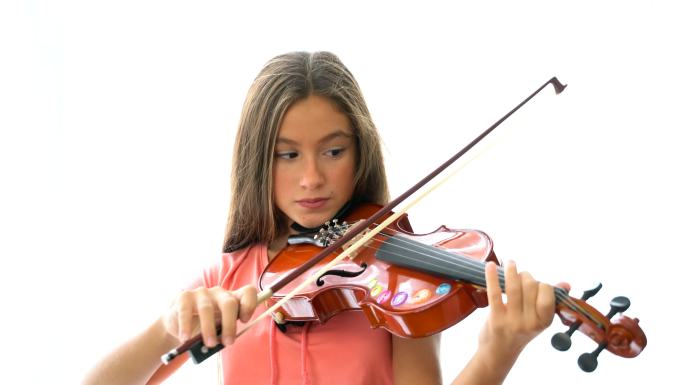 美丽的少女拉小提琴