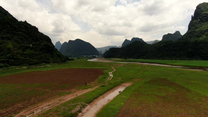 4K航拍一个人走在旷野中自然风光山和草地