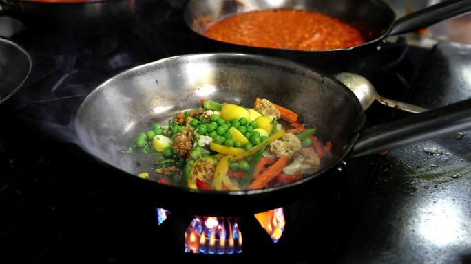 炉灶上的有机蔬菜，炒，烹饪