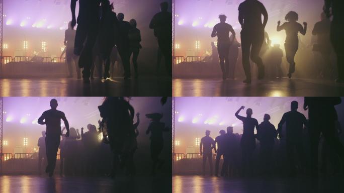 进入音乐厅的人群灯光光束群众活跃呐喊