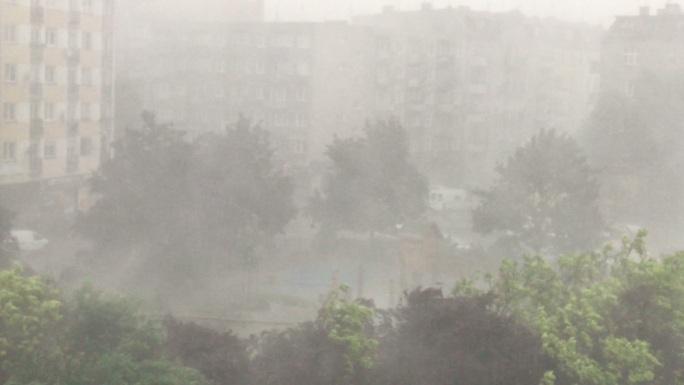 城市暴雨突如其来台风天气暴风雨城市大暴雨