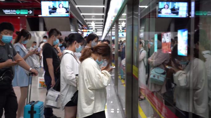 广州地铁人流列车关门开门低头族
