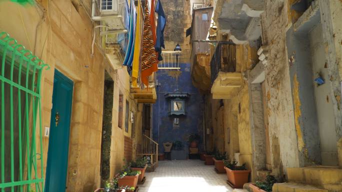 沿着马耳他瓦莱塔中世纪的街道行走。