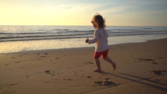 孩子奔跑在沙滩