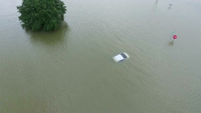 德克萨斯州休斯顿郊外附近的汽车被淹