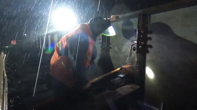 铁路夜间雨天施工工人施工