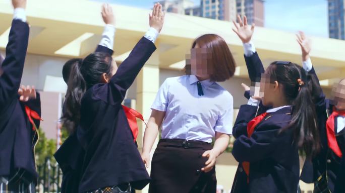 小学学校老师与学生互动举手教学观摩校园