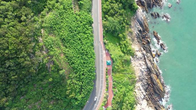 4k航拍东山岛海边公路汽车驶过