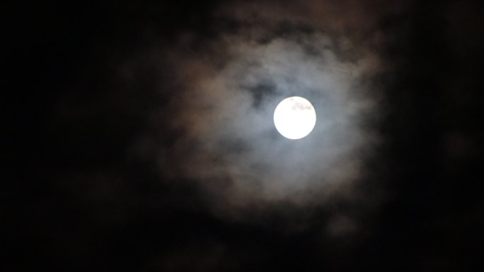 夜晚云层盖住月亮