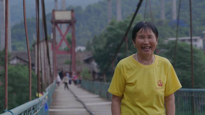 【6K原创视频】古镇吊桥上散步