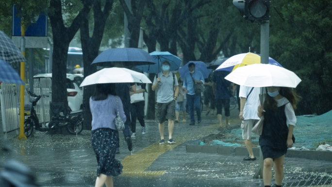 【HD】雨中的路人与车辆-升格