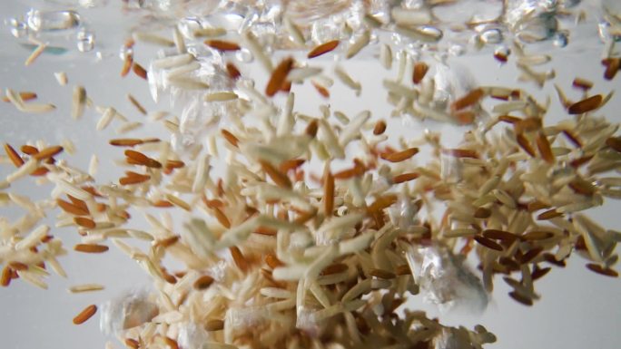 糙米和红米落入沸水中。