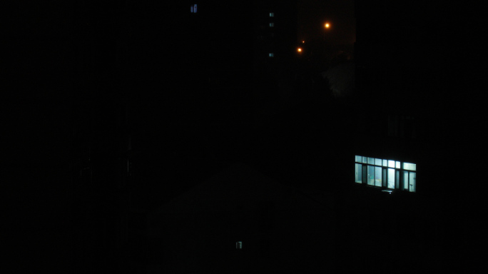 雷雨交加的夜晚，城市居民楼小区暴雨