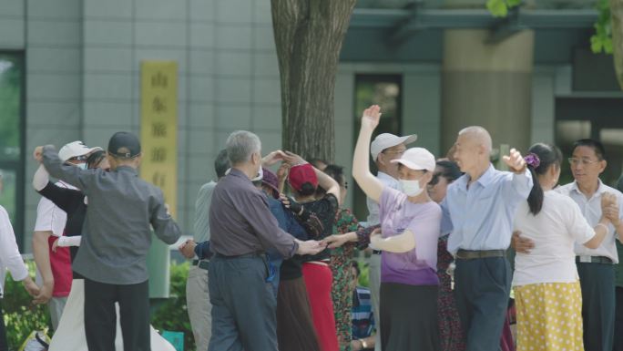 人文跳广场舞老人城市公园空镜