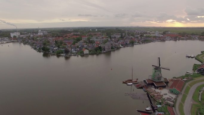荷兰风车和小镇的空中场景
