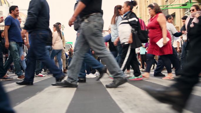 墨西哥城拥挤的人行横道