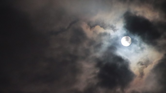 夜晚云层盖住月亮延时拍摄