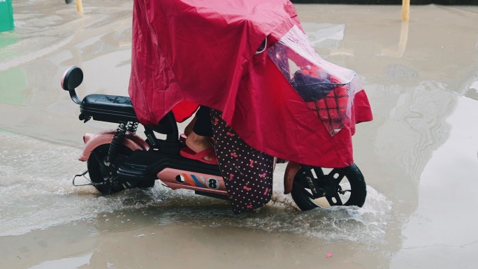 暴雨积水里上下班行走的人们5倍升格慢动作