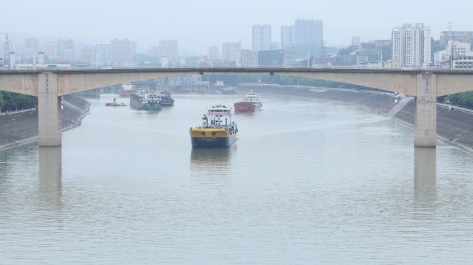 长江船只航行过大桥