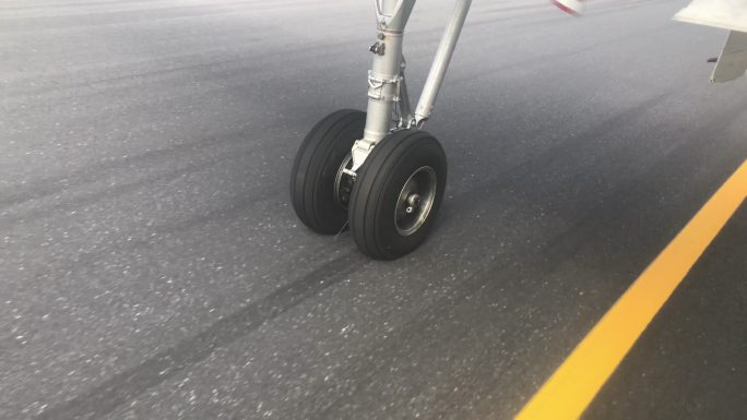 飞机起飞时轮子在机场跑道滑行