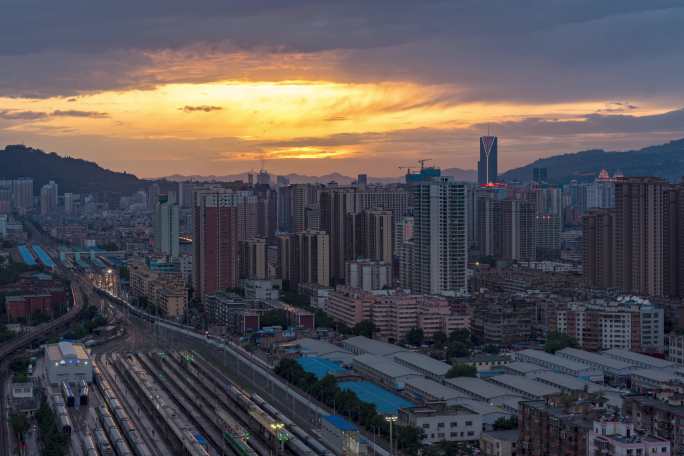 8k城区列车站场雨后夕阳延时摄影