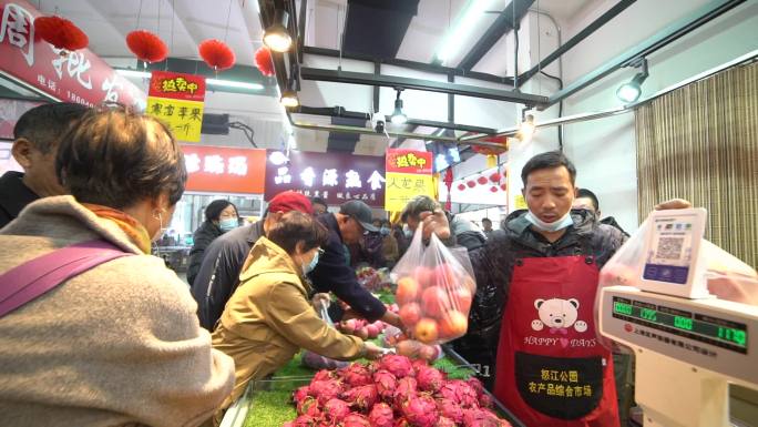 市场里水果摊的人群