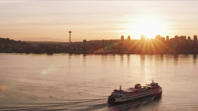 日出时驶向西雅图的渡轮。