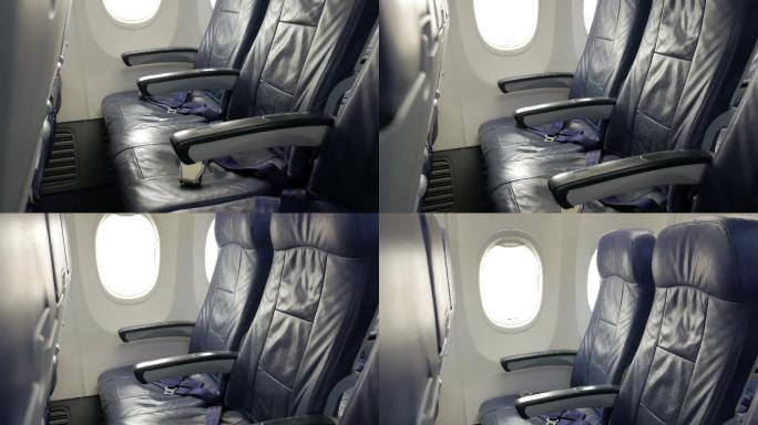 带有蓝色乘客座椅的商用飞机客舱内部。