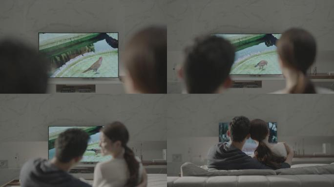 情侣在客厅看电视的实拍视频