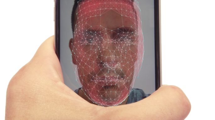 男性使用带有面部识别功能的最新智能手机