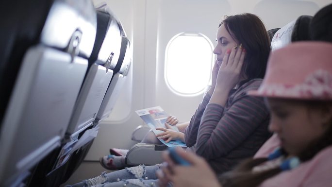 飞机上的女人吐在纸袋里。