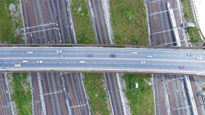 航拍高速公路疾驰车流高铁复兴号交通枢纽