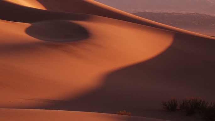 平坦的沙丘。日出。时间推移